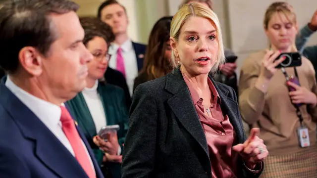 बॉन्डी की जगह उनके डिप्टी टॉड ब्लांश (बाएं) लेंगे