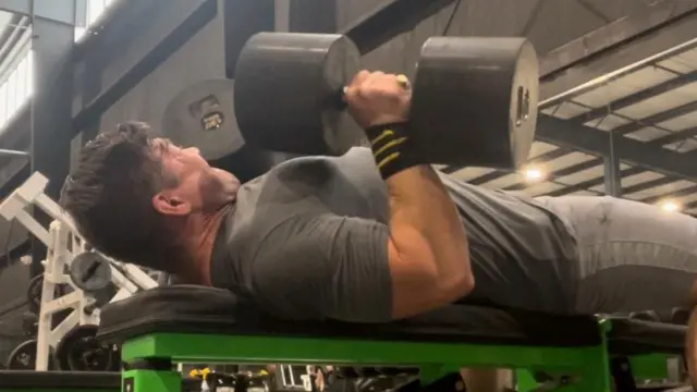 तीन सन्तानका बुबा जेमिसन रिटेनरले आफ्नो पार्टनर मेलिसाले स्तनपान गराइरहेको समयमा पहिलो पटक उनको दूध सेवन गरेका थिए