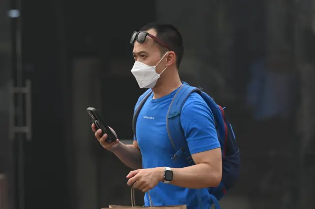 एन-95 मास्क घातलेला व्यक्ती 