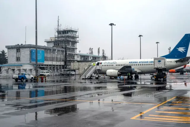 د کابل هوايي ډګر یوه باراني ورځ 