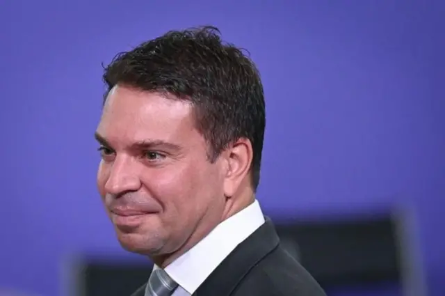 Ramagem de perfil, sorrindo