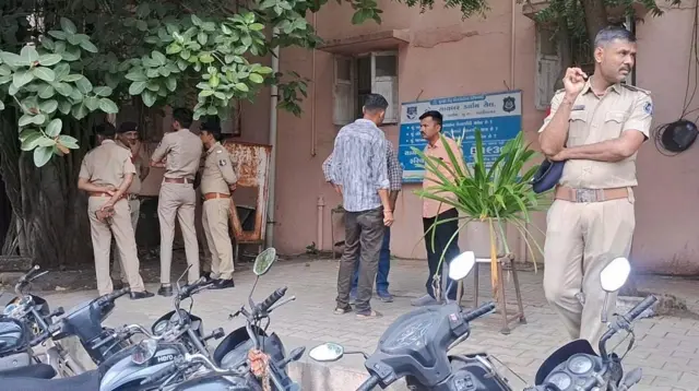 ભાવનગર દારૂ કાંડ ઝેરી દારુ કાંડ વિદેશી દારૂ દારૂબંધી ગુજરાત સૌરાષ્ટ્ર મધ્ય પ્રદેશ દારૂ બુટલેગર વિદેશી દારૂ દેશી દારૂ મદિરા લીકર બિયર વ્હિસ્કી અંગ્રેજી બીબીસી ગુજરાતી ન્યૂઝ સમાચાર સર ટી હૉસ્પિટલ પોલીસ 