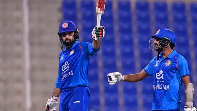 محمد نبي د ویاړ په نښه تر پنځوسیزې پوره کولو وروسته خپل بېټ پورته کړی دی او ملګري لوبغاړي د ستاینې لپاره لاس ور اوږد کړی.