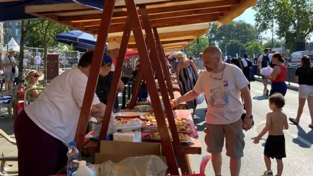Штандови са храном на скупу који организује власт 27. јуна у Београду