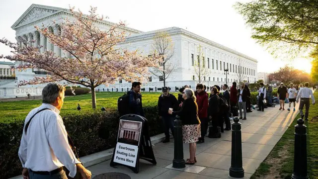 Люди стоят в очереди у здания Верховного суда США в Вашингтоне, округ Колумбия, США, в среду, 1 апреля 2026 года.