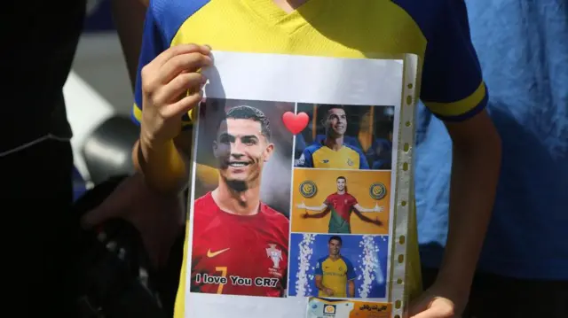 صبي يحمل صورة رونالدو