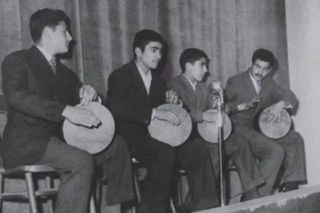 جمشید در سال ۱۳۲۰ در تهران به دنیا آمد و از نوجوانی نزد حسین تهرانی، نوازنده نامدار تمبک ایران، نواختن این ساز را آموخت.