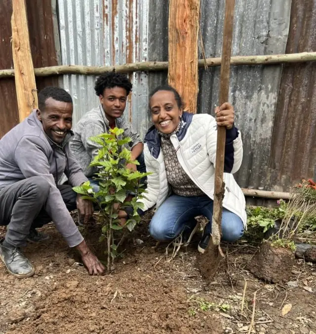 ውልደታን ዕብየታን አብ ኣዲስ ኣበባ’ኳ እንተዀነ ብዝተፈላለዩ ኣጋጣሚታት ናብታ ቁሸት ተመላሊሳ’ያ