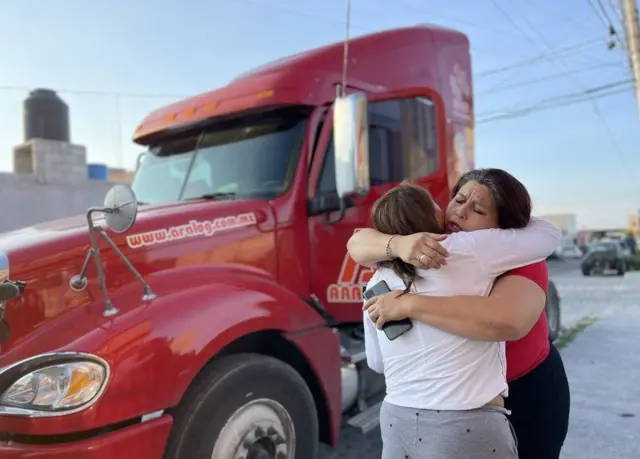 Liszt Hyde González memeluk putrinya