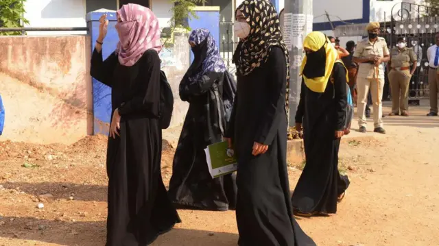 কর্নাটকে হিজাব নিষিদ্ধ করার প্রসঙ্গও এসেছে