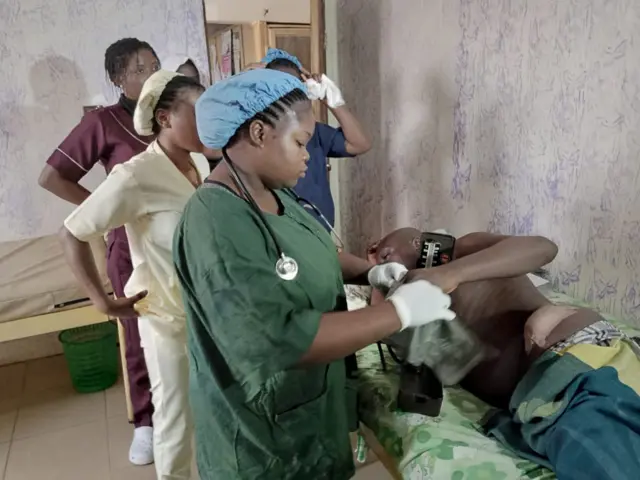 Omoshola Oludele nibi to ti n gba itọju nile iwosan 