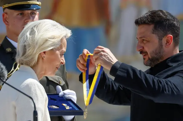 Украјински председник Владимир Зеленски одликује председницу Европске комисије Урсулу фон дер Лајен Орденом Европе током обележавања Дана државности Украјине испред цркве Светог Михаила у Кијеву
