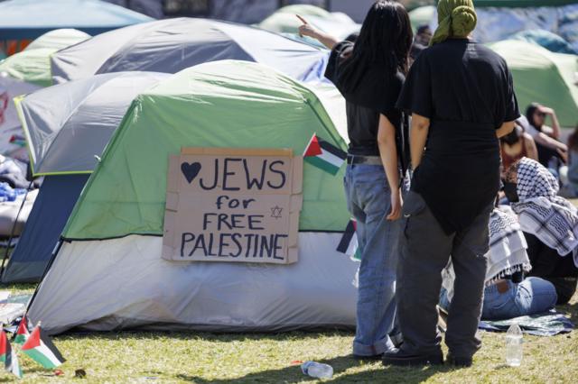 Filistin yanlısı öğrenciler Columbia Üniversitesi'nin İsrail ile ilişkilerini protesto ediyor