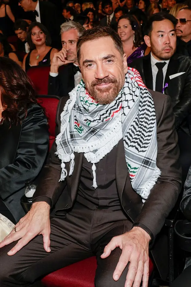 الممثل الإسباني خافيير بارديم في حفل توزيع جوائز إيمي 2025