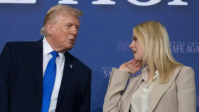 रिपोर्टों के मुताबिक़ एपस्टीन फ़ाइलों को संभालने के तरीके को लेकर राष्ट्रपति ट्रंप बॉन्डी से लगातार नाराज़ चल रहे थे 