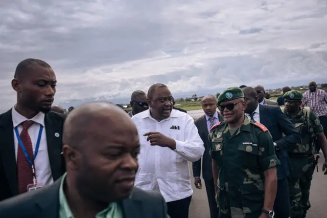 Uhuru Kenyatta au milieu de soldats 