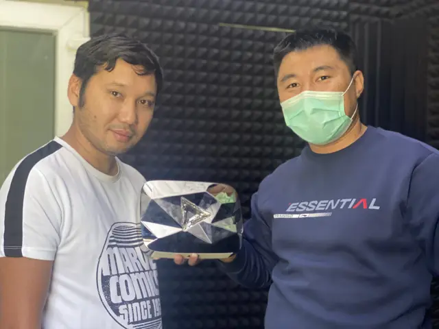 Каналдын негиздөөчүсү Эрнис Уметалиев (ак түстөгү кийимчен)