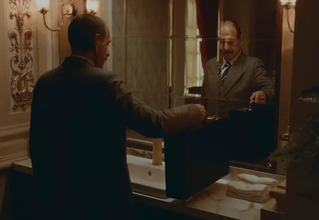 Andrés Parra, como el personaje de la serie, mirándose a si mismo en el espejo. 