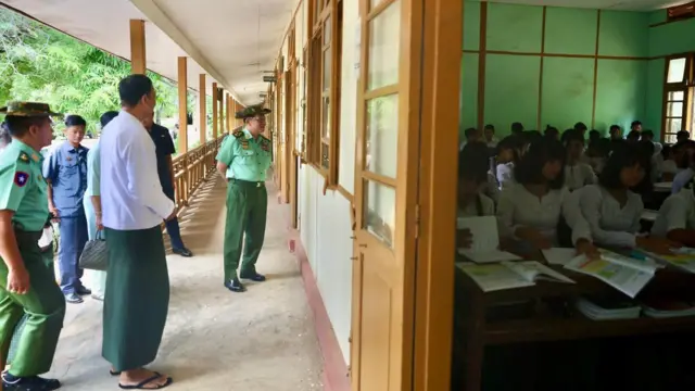 အခြေခံပညာကျောင်းတစ်ခုကို သွားကြည့်နေတဲ့ စစ်ခေါင်းဆောင် ဗိုလ်ချုပ်မှူးကြီးမင်းအောင်လှိုင်