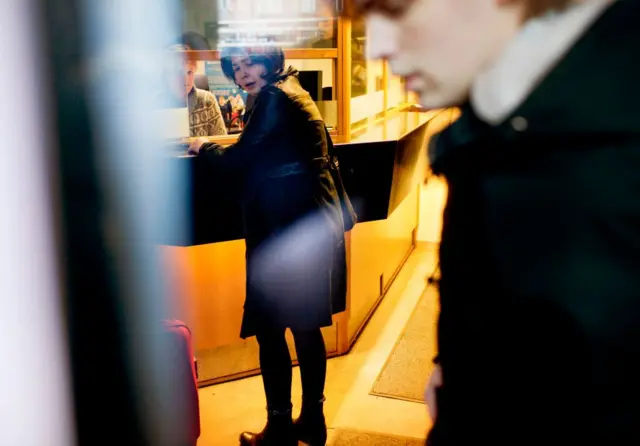 La solicitante de asilo rusa Madina Salkamova (Maria Amelie) es detenida cuando llega al Servicio de Inmigración de la Policía en Oslo el 24 de enero de 2011 para cumplir con sus obligaciones judiciales diarias.