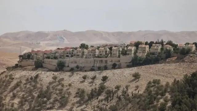 Israel imejenga makazi mengi, kama vile Ma'ale Adumim, katika Ukingo wa Mto Jordan unaokaliwa.