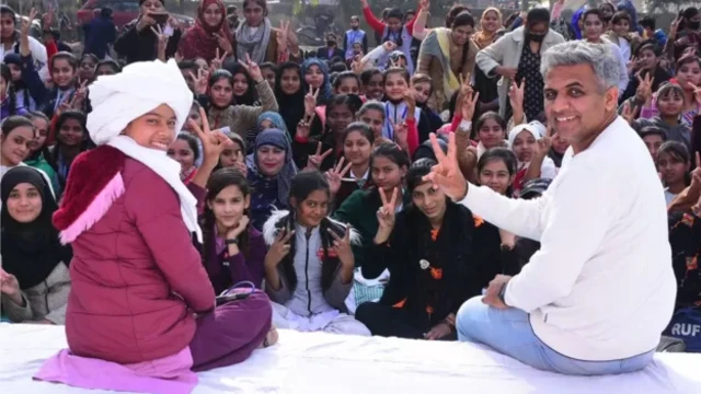 Sunil Jaglan dan gadis India