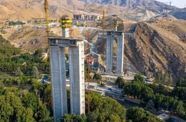 در روز سیزده‌بدر پل بی‌۱ دو بار هدف حمله هوایی قرار گرفت و بخش‌هایی از آن فروریخت.