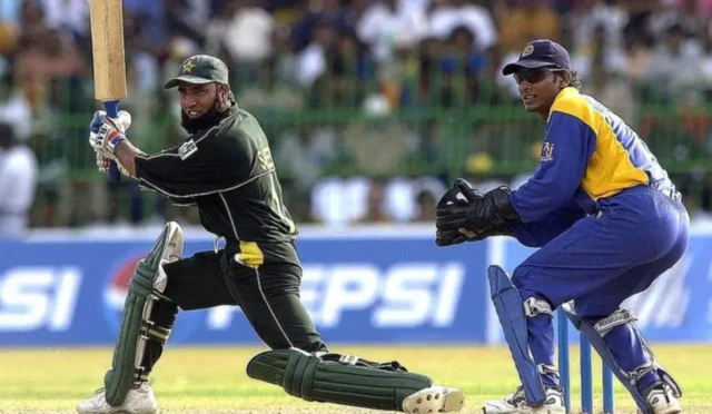 බ්‍රයන් ලාරා සහ සචින් තෙන්ඩුල්කාර් අතර ශතක තරගය ආරම්භ වීමට පෙර බටහිර ඉන්දීය කොදෙව් ක්‍රීඩක ඩෙස්මන්ඩ් හේන්ස්ගේ වාර්තාව බිඳ දැමීමට සයීඩ් අන්වර් සමත් විය. එහෙත් ඔහුගේ කෙට්ටු සිරුර කිසිවිටෙක ආබාධවලින් තොර නොවීය.