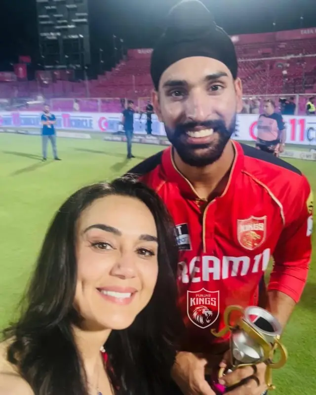 ਪੰਜਾਬ ਕਿੰਗਜ਼ ਦੇ ਖਿਡਾਰੀ ਹਰਪ੍ਰੀਤ ਬਰਾੜ ਦੇ ਨਾਲ ਪ੍ਰਿਟੀ ਜ਼ਿੰਟਾ