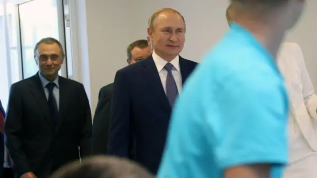Önde Putin, arkada Süleyman Kerimov'un yürüdüğü bir fotoğraf