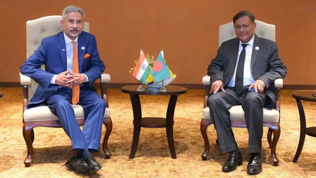 কাম্পালায় ন্যাম বৈঠকের অবকাশে ভারত ও বাংলাদেশের পররাষ্ট্রমন্ত্রীরা