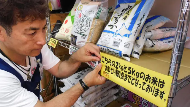 Supermarket di Jepang membatasi pembelian beras.