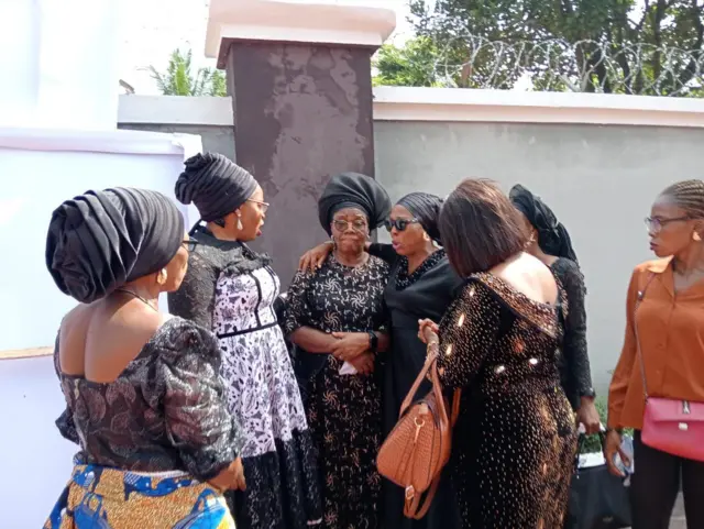 Nne Junior Pope na ndi nkasi obi