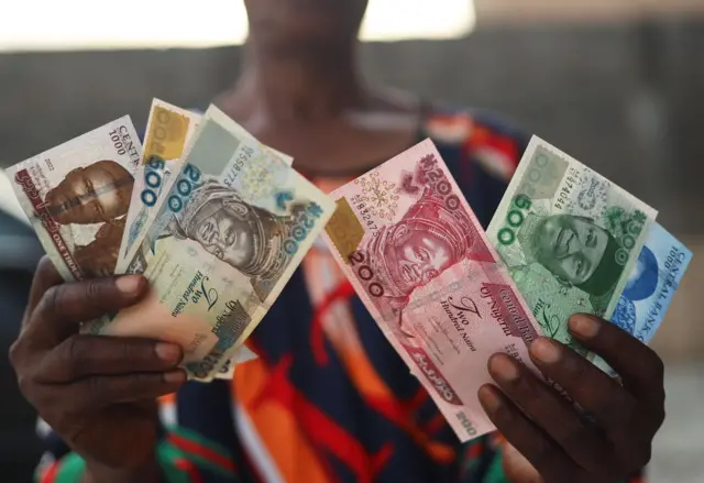 Notes sur les anciens et les nouveaux Naira nigérians