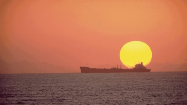 روسيا وإيران تستخدمان "أساطيل الظل" لنقل النفط الخام بشكل غير مشروع