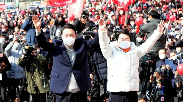 손을 잡고 만세하는 윤석열과 안철수