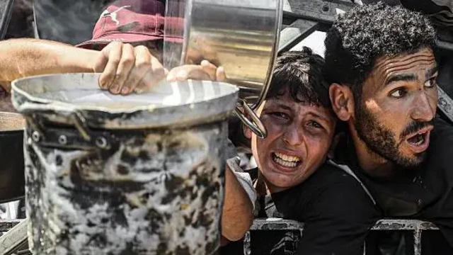 Warga Gaza berebut bantuan makanan.