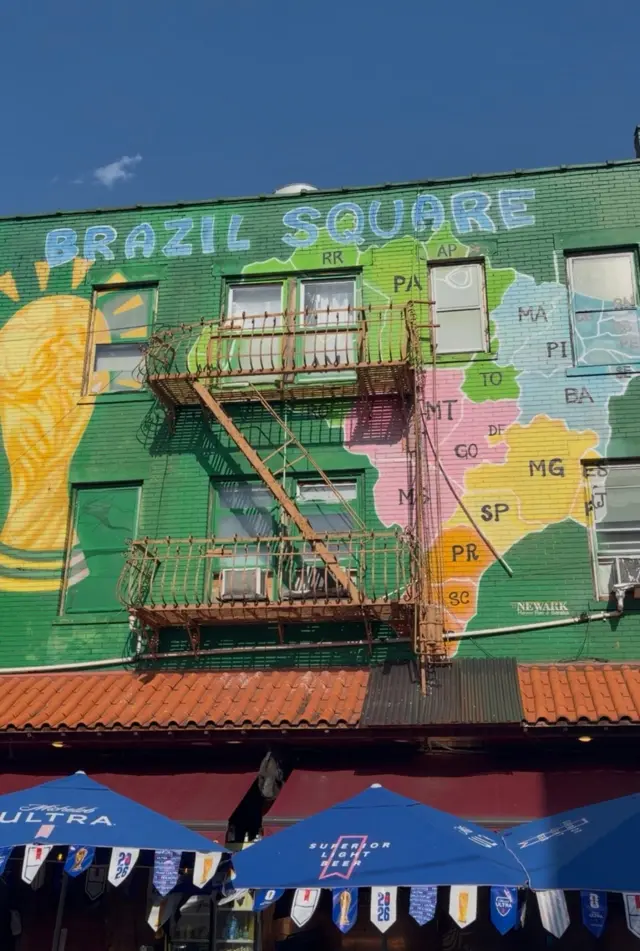 Mapa do Brasil pintado em uma parede do Ironbound simboliza a presença da comunidade brasileira no bairro de Newark