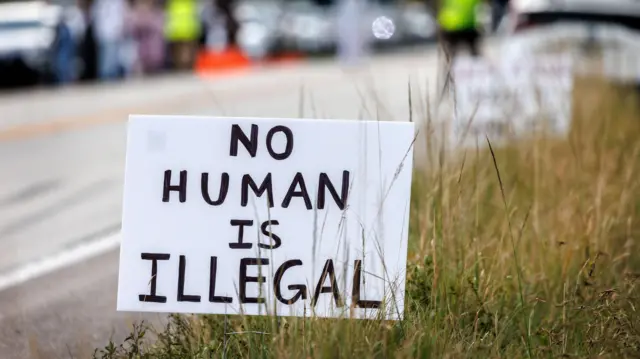 پلاکاردی در مخالفت با اخراج مهاجران در بیرون بازداشتگاه آلکاتراز آلیگاتور پلیس مهاجرت و گمرک آمریکا در ایالت فلوریدا 