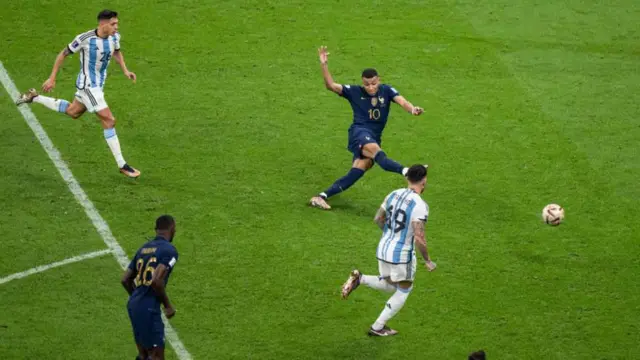 به رغم شکست در فینال جام جهانی ۲۰۲۲ مقابل آرژانتین، امباپه در آن مسابقه هتتریک کرد. تمام اینها در حالی است که او فقط ۲۴ سال دارد