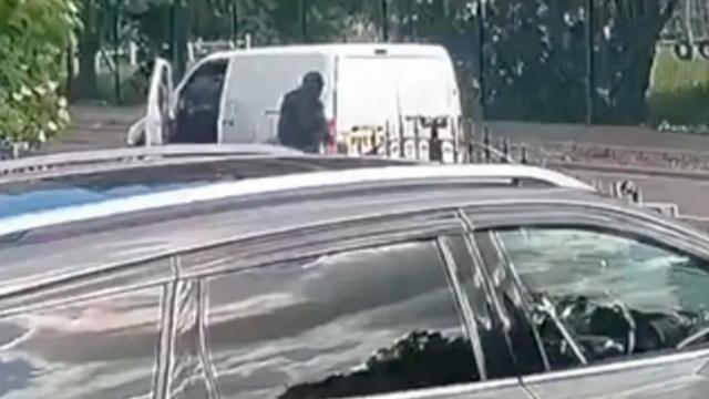 Камера відеоспостереження зафіксувала чотирьох чоловіків, які приїхали до будинку на білому фургоні
