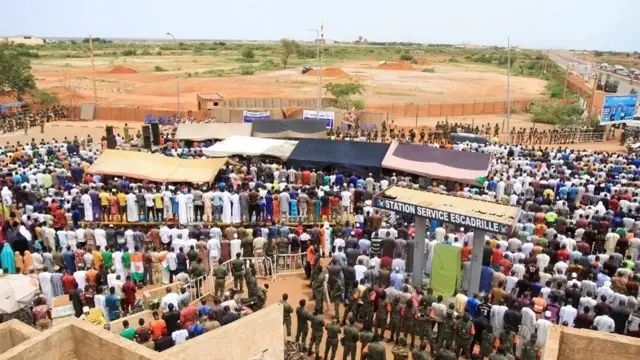 Mudaaharaadayaasha Niger ayaa jimcahooda ku qaatay bannaanka xerada ciidamada Faransiiska,