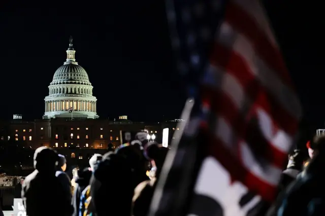 Personas congregadas cerca del Capitolio en la noche del martes.