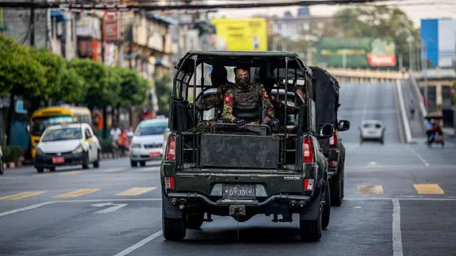 ရွေးကောက်ပွဲနေ့မှာ လုံခြုံရေးကင်းလှည့်နေတဲ့ စစ်သားတွေ 