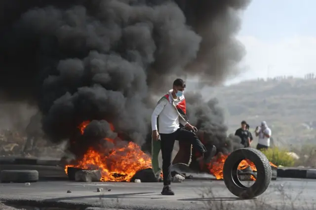 Рамаллада демонстранттар жолдорду жаап, полицияга менен кагылышты