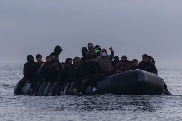 کښتۍ کې کډوال سپاره دي.