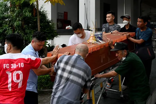 अजूनही बेपत्ता असलेल्यांना शोधण्यासाठी रात्रीपर्यंत बचावकार्य सुरू राहणार आहे.