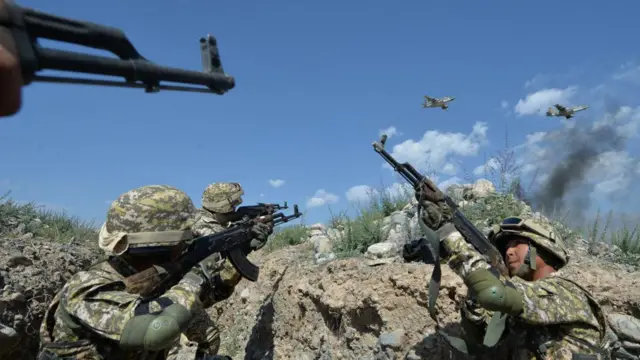 ЖККУнун карамагында саны 18 миң чамалуу ыкчам аракеттеги жамааттык күчтөр , үч жарым миңдей тынчтык күчтөрү бар. 