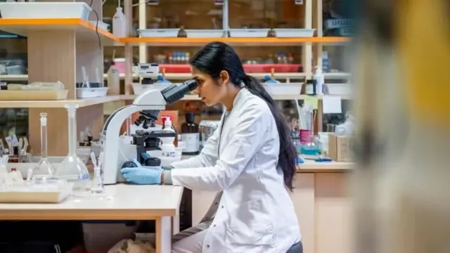 தடயவியல் துறை என்பது என்ன? இதை படித்தால் எங்கு வேலை பார்க்கலாம்?