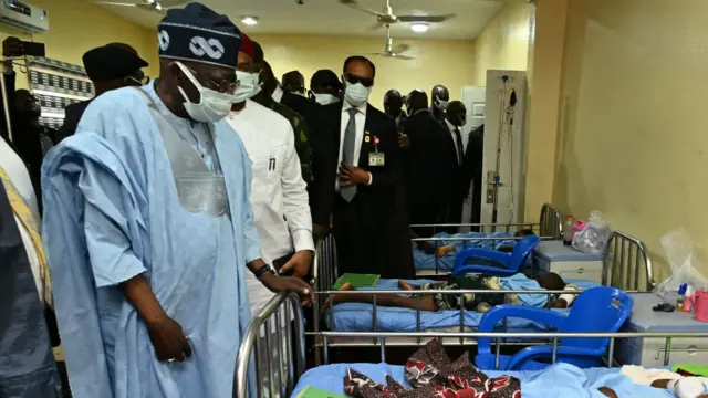 Onyeisiala Tinubu ji ohere njem ahụ leta ụfọdụ ndị merụrụ ahụ na mwakpo ahụ nọ n'ụlọọgwụ enweta nleta.